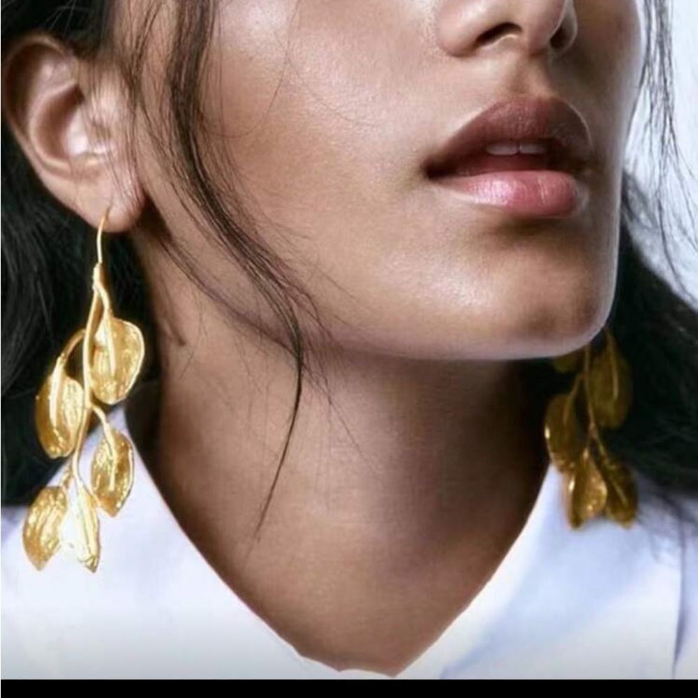 Elegant Gold Leaf Drop Earrings - Statement Women Jewelry R344 - Picture 3 of 3